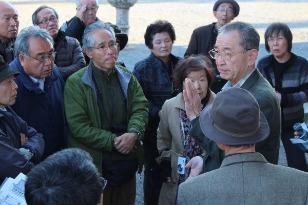 4772-13.12.3浄土寺　中江氏説明真剣な皆様.jpg